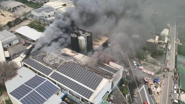 ▲▼西螺一間碾米廠狂燒9小時，警消出動挖土機、空拍機撲滅。（圖／雲林縣議員李明哲提供，下同）