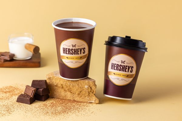 ▲▼7-11與百年巧克力品牌HERSHEY′S好時巧克力聯手合作，將在4月17日起推出以100%濃韻純可可粉製作的10款新品。（圖／7-11提供）