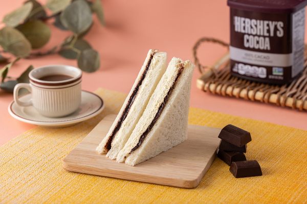 ▲▼7-11與百年巧克力品牌HERSHEY′S好時巧克力聯手合作，將在4月17日起推出以100%濃韻純可可粉製作的10款新品。（圖／7-11提供）