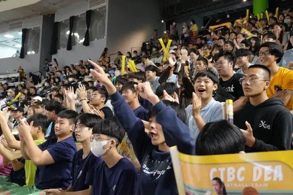 ▲▼臺北大巨蛋變身籃球場，中信銀行邀請新北市平溪國中、桃園市楊梅國中秀才分校共46位師生「開箱」體驗。（圖/中信金控提供）