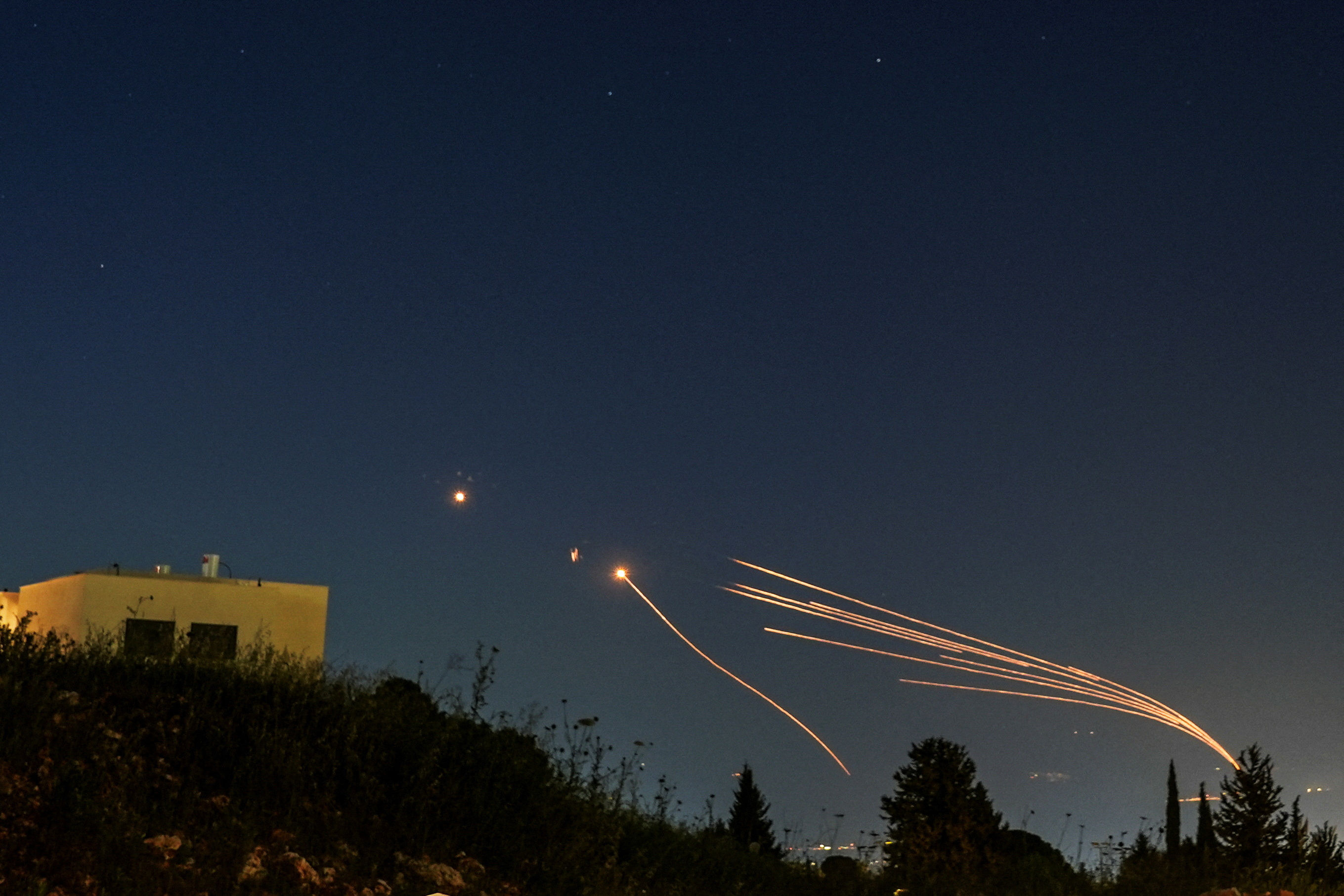 ▲▼以色列鐵穹系統攔截從黎巴嫩發射的飛彈，一晚的防禦費用恐高達13.5億美元。（圖／路透）