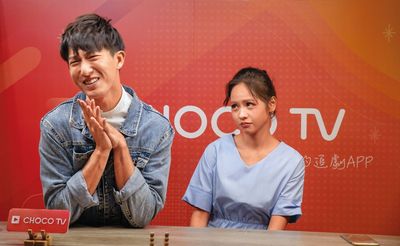 雙重打擊!黃姵嘉送別父親「又被2年邱昊奇分手」 友人全抱不平