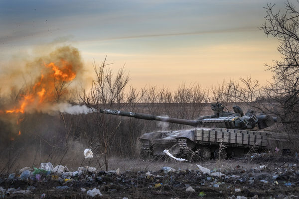 ▲▼烏克蘭第17坦克旅向西夫雅爾鎮（Chasiv Yar）的俄羅斯陣地開火。（圖／達志影像／美聯社）