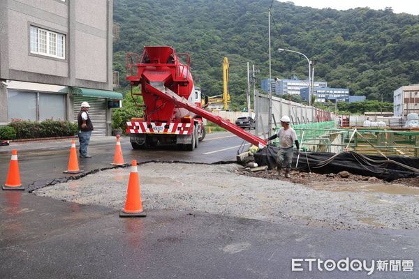 ▲▼蘇澳煙波飯店二館工程後方的蘇東北路2～73號前，出現道路下陷出現龜裂，面積約有15～20平方公尺，廠商已水泥回填因應。（圖／記者游芳男翻攝，下同）