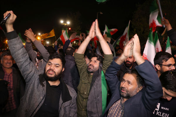 ▲▼伊朗襲擊以色列後，伊朗示威者14日舉行反以色列集會，高聲歡呼。（圖／路透）