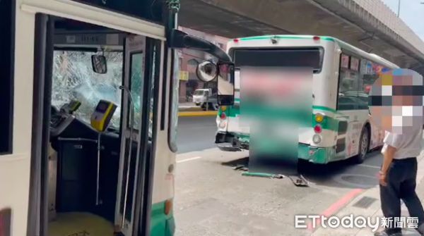 ▲▼新北大道2部公車追撞，3乘客輕傷送醫             。（圖／記者陳以昇翻攝）