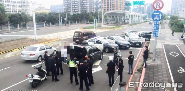 ▲▼大批警力將2男車輛包圍，在後行李廂找到6把玩具槍，經檢測2長4短空氣槍未具殺傷力，但仍依違反社秩法裁罰             。（圖／記者陳以昇翻攝）