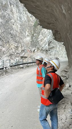 ▲▼太魯閣工務段人員冒險挺進災區搶通道路             。（圖／翻攝公路局：公路人臉書）