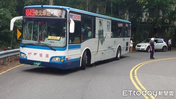 ▲▼烏來公車機車車禍             。（圖／記者陸運陞攝）