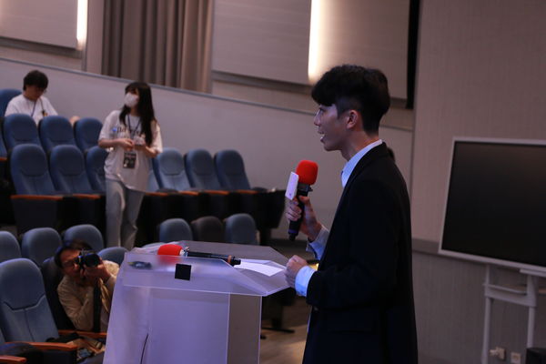 圖2：大專院校組選手站上主播大賽舞台挑戰自我。（圖／世新大學提供）