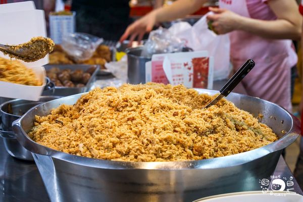 郭董欽點「百年油飯」網稱台北最強！紅蛋超搶手、芋粿也好吃