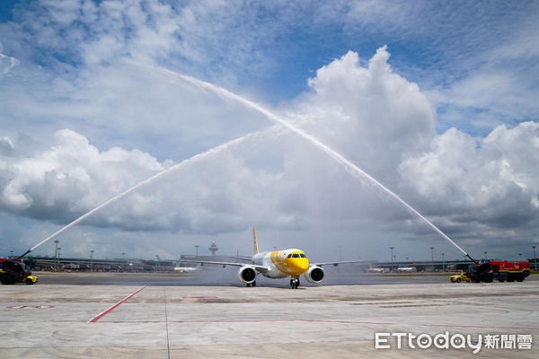 ▲酷航首架E190-E2客機飛抵新加坡，接受國際禮儀的水炮洗禮儀式致敬。（圖／酷航提供）