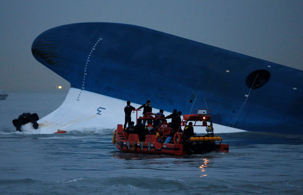 ▲▼南韓渡輪「世越號」2014年4月16日在珍島海域傾覆，海警在附近搜尋失蹤乘客。（圖／路透）