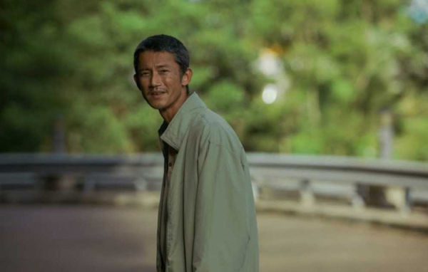 吳慷仁在電影《但願人長久》飾演有毒癮的父親。（圖／甲上娛樂提供）