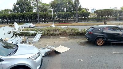快訊／高雄驚見「鋼捲炸彈」路燈+分隔島全毀　多車受損數量不明