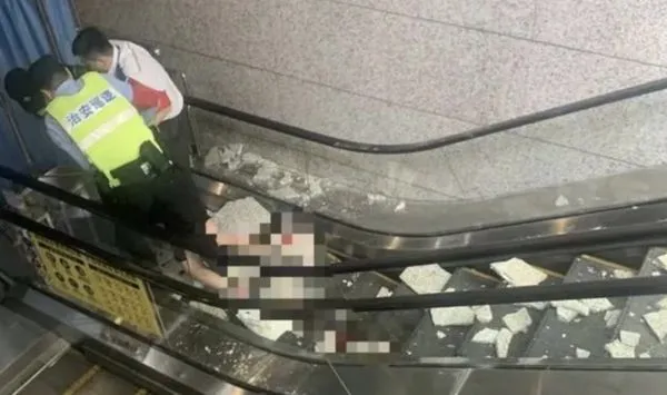 ▲重慶單軌地鐵站發生磁磚砸落意外，一名孕婦受重傷仍未脫險。（圖／翻攝微博）
