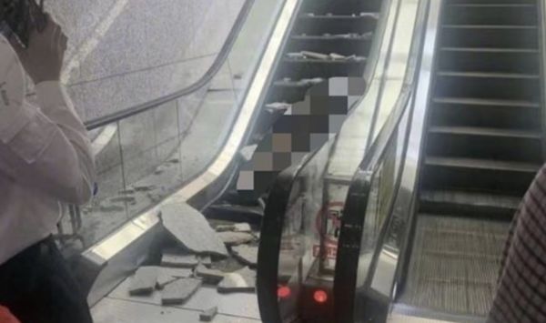 ▲重慶單軌地鐵站發生磁磚砸落意外，一名孕婦受重傷仍未脫險。（圖／翻攝微博）
