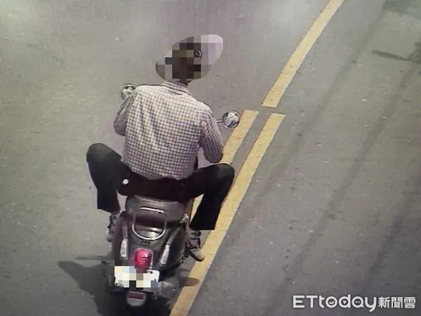 ▲台南市安南區安明路接近生態街處，一名機車騎士於道路上出腳作勢踹前方騎士車輛，加速超車後又急煞，造成後方郭姓女騎士反應不及摔車後逃逸。（圖／記者林東良翻攝，下同）