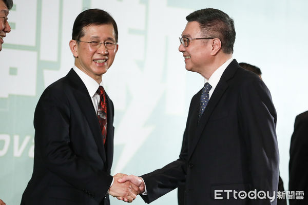 ▲新內閣人事公布，數發部長黃彥男與卓榮泰致意。（圖／記者林敬旻攝）