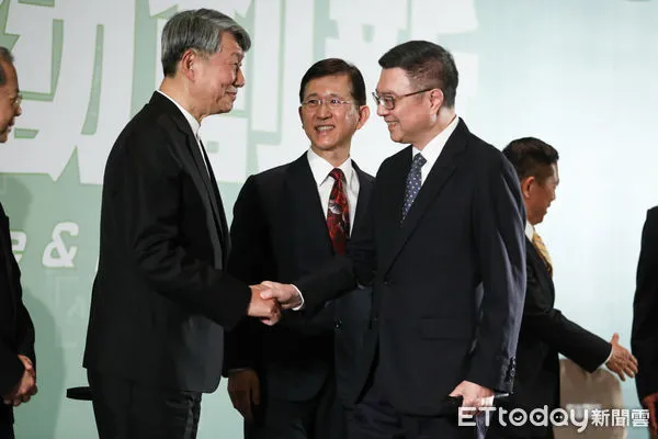 ▲新內閣人事公布，經濟部長郭智輝與卓榮泰致意。（圖／記者林敬旻攝）