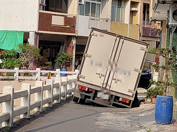 ▲台南市東區府連地下道旁廻車道，突然發生路面下陷，有一部小貨車右後車輪卡在坑洞內。（圖／翻攝自臉書府城大小事）