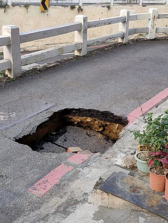 ▲台南市東區府連地下道旁廻車道，突然發生路面下陷，有一部小貨車右後車輪卡在坑洞內。（圖／翻攝自臉書府城大小事）