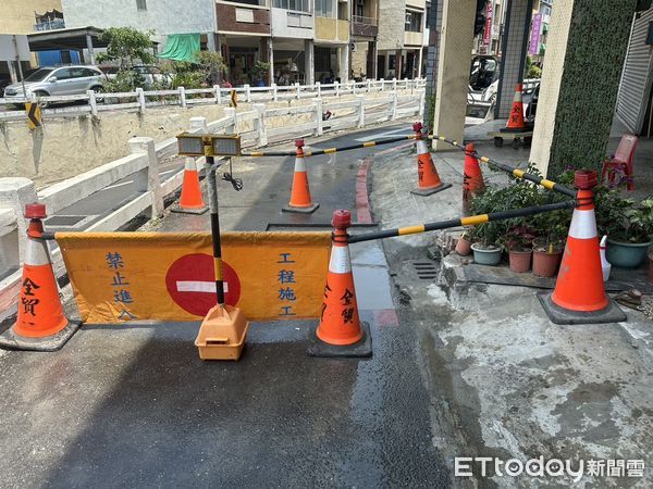 ▲台南市東區府連地下道旁廻車道，疑因地基掏空下陷，路面出現坑洞，工務局第一工務大隊派員進行填補。（圖／記者林東良翻攝，下同）