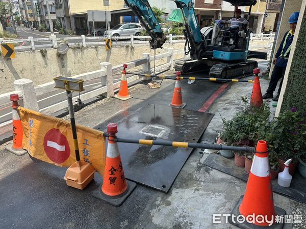 ▲台南市東區府連地下道旁廻車道，疑因地基掏空下陷，路面出現坑洞，工務局第一工務大隊派員進行填補。（圖／記者林東良翻攝，下同）