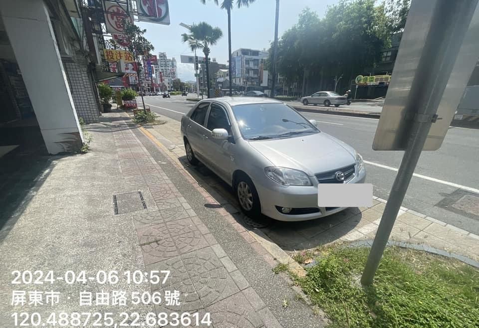 ▲原PO抱怨，明明把車子停在車格裡，卻收到900元罰單。（圖／翻攝自Facebook／屏東人屏東事）