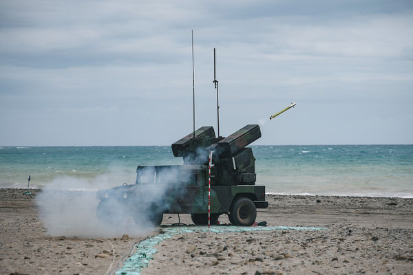 ▲▼陸軍首度以「陸射劍二防空飛彈」進行實彈射擊，同時進行刺針飛彈雙聯裝與復仇者系統實彈射擊訓練。（圖／軍聞社）