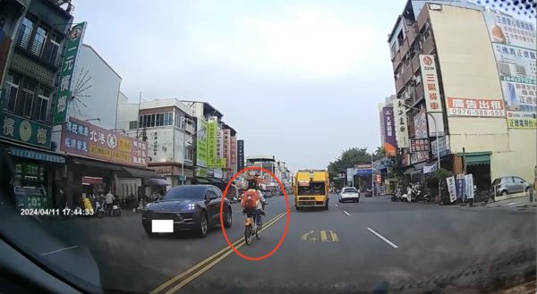 ▲高雄市一名女子載小朋友騎腳踏車橫跨整個路口             。（圖／翻攝臉書《高雄大小事》）