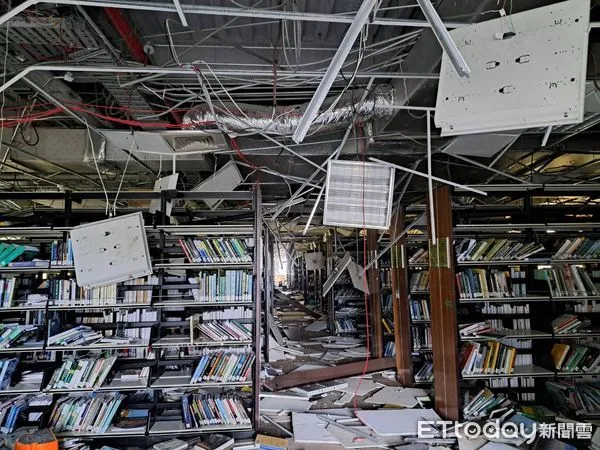 ▲▼位在花蓮的東華大學受強震襲擊，圖書館受創災情嚴重。（圖／東華大學提供，下同）