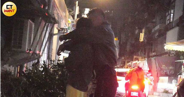 兩人在巷內擁抱親吻了起來。（圖／本刊攝影組）