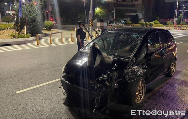 ▲黑色國民神車跟銀色賓士對撞，神車引擎蓋凹陷，就連擋風玻璃都碎了             。（圖／記者吳奕靖翻攝）