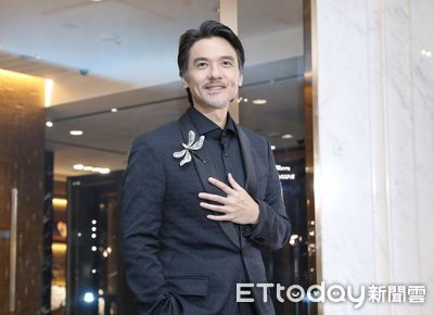 老婆領完獎換老公！馮德倫「親生IP」得獎　榮獲潮玩界奧斯卡肯定