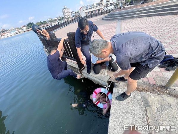 ▲安平漁人碼頭發生民眾落水，安平分隊人員，協同安平遊船公司人員成功起該落水男子，包紮後送醫。（圖／記者林東良翻攝）