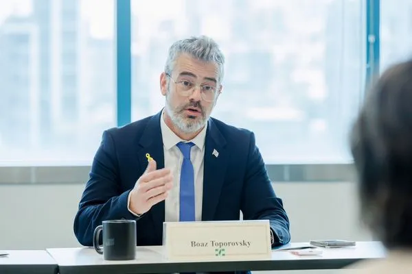 ▲副總統當選人蕭美琴今(17)日接見「以色列國會議員訪問團」，訪團為國會友台小組主席杜伯斯基(Boaz Toporovsky)率領，成員亦包含國會議員畢茲穆思(Boaz Bismuth)、貝里阿克(Vladimir Beliak)、莎法蒂-哈卡夫(Matti Sarfatti-Harcavi)以及國會友台小組主席辦公室政治主任法勒賀(Imri Fallach)，並由駐台北以色列經濟文化辦事處代表游瑪雅(Maya Yaron)陪同。（圖／民進黨提供）