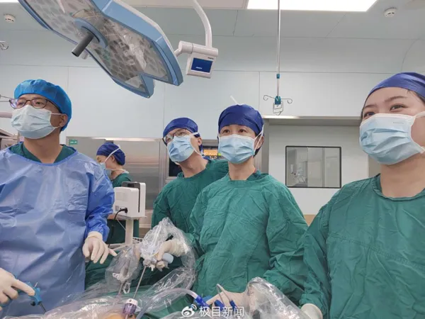 ▲段醫師的醫療團隊為李原進行手術。（圖／翻攝自微博）