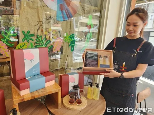 ▲「炫日芬」與咖啡業者合作推聯名母親節禮盒。（圖／記者游瓊華攝）