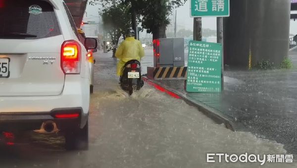 ▲▼新北大道四段淹水。（圖／記者陳煥丞攝）