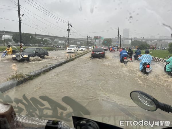 ▲▼八號越堤道淹水。（圖／翻攝記者爆料網）