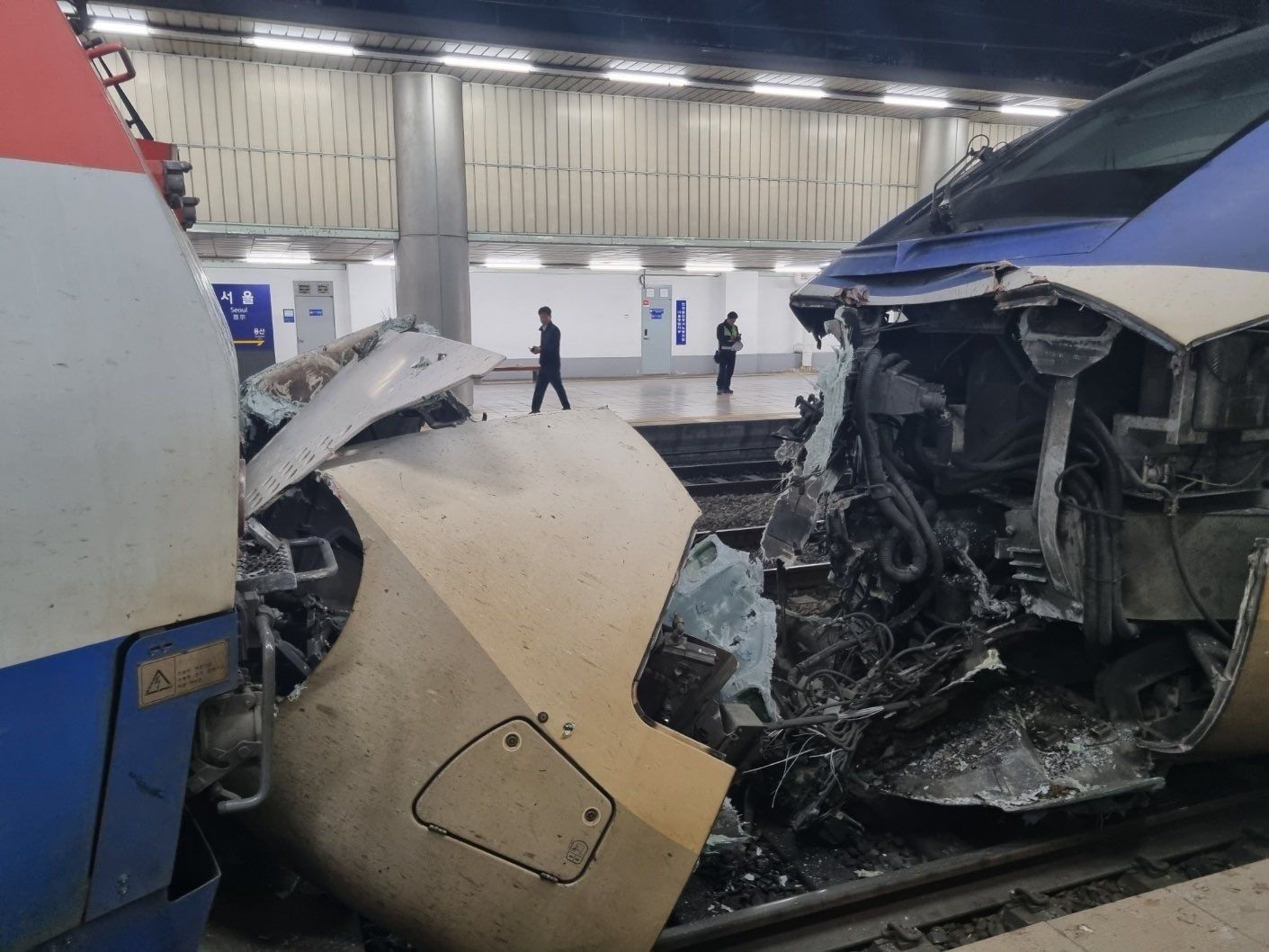 ▲▼南韓首爾車站京釜線月台18日上午發生列車追撞事故，KTX車頭嚴重毀損。（圖／翻攝自X／Byul_Ryu_）