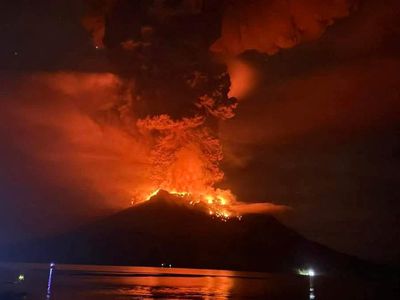 印尼火山連噴5次！恐引海嘯逾萬人撤離　「熔岩閃電交織」震撼畫面