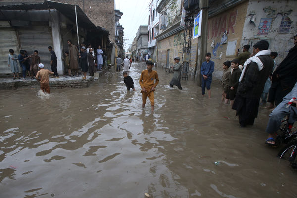 ▲▼巴基斯坦白沙瓦（Peshawar）15日因暴雨導致淹水。（圖／達志影像／美聯社）
