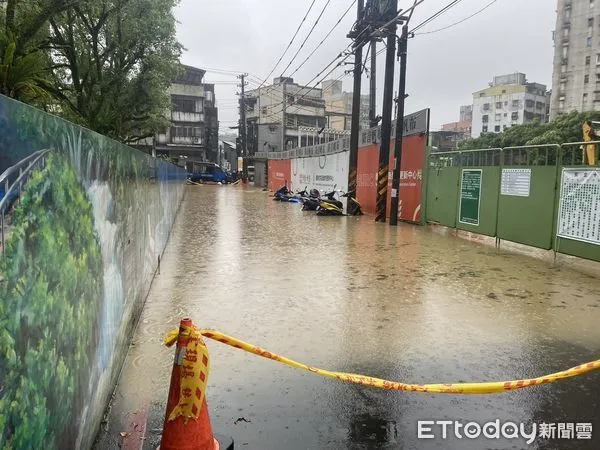 ▲▼新北市汐止區因對流雲系導致大雨，部分路段淹水30公分。（圖／記者邱中岳翻攝）