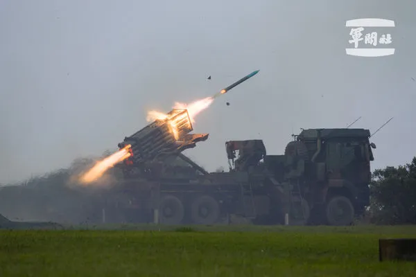 ▲▼陸軍進行雷霆2000實彈射擊，陸軍航特部也執行AH-1W眼鏡蛇攻擊直升機、AH-64E阿帕契攻擊直升機、OH-58D戰搜直升機射擊訓練。（圖／軍聞社）