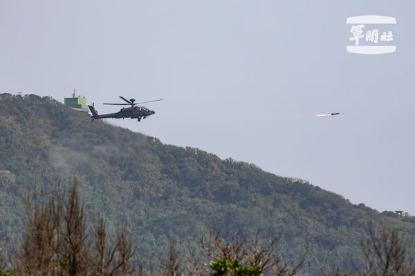 ▲▼陸軍進行雷霆2000實彈射擊，陸軍航特部也執行AH-1W眼鏡蛇攻擊直升機、AH-64E阿帕契攻擊直升機、OH-58D戰搜直升機射擊訓練。（圖／軍聞社）