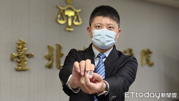 ▲▼冷血保母姊妹劉彩萱、劉若琳涉虐死1歲男童剴剴，台北地院列為國民法官參審個案，人工手動抽籤分案，分別由瑞股法官洪甯雅受命審理、博股法官蕭淳尹召開接押庭調查是否繼續羈押。（圖／記者黃哲民攝）