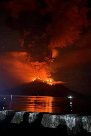 ▲▼印尼魯昂火山（Mount Ruang）爆發。（圖／路透）