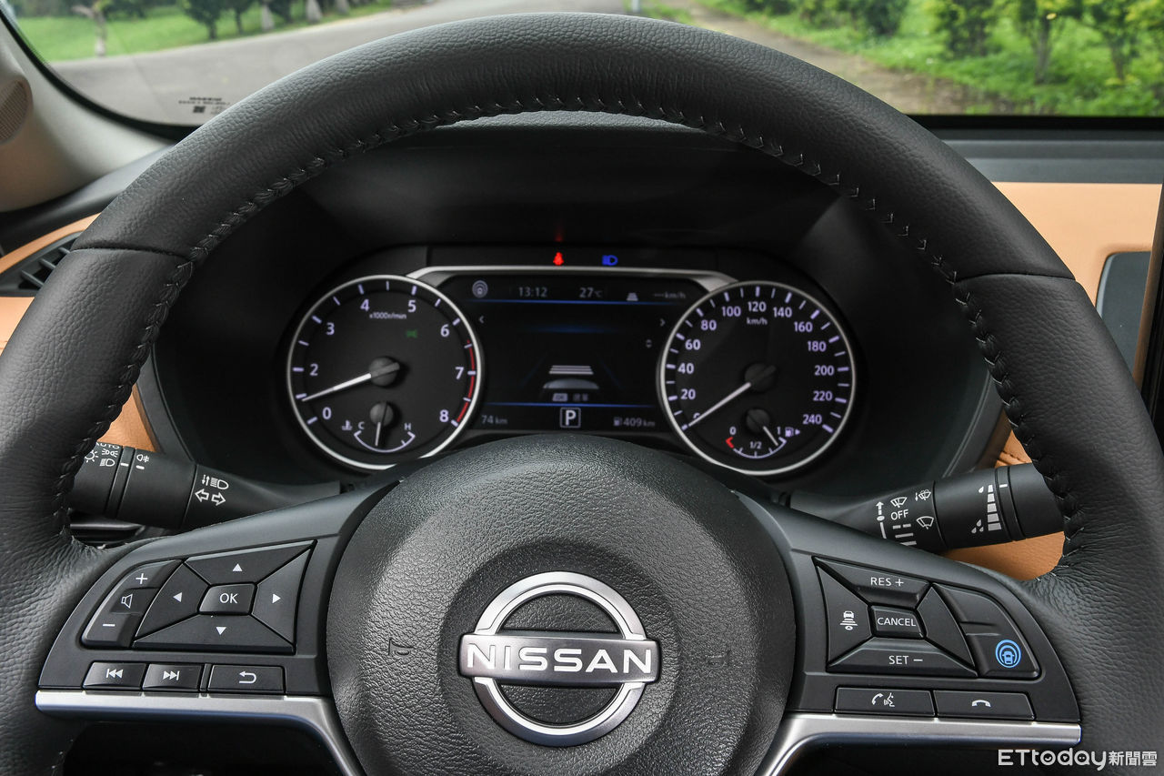 ▲改款新Nissan Sentra亮點頗多，多項重點配備升級比神車Altis更有吸引力。（圖／記者徐煜展攝）
